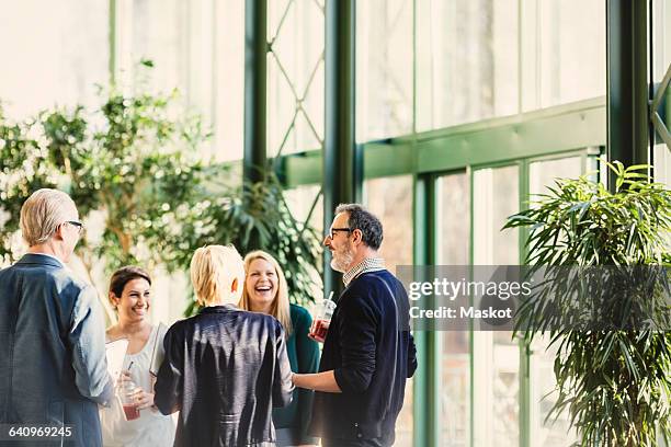 team of business people having casual meeting in creative office - op de koffie stockfoto's en -beelden