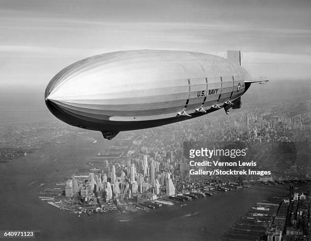 vintage aviation photo of the uss macon airship flying over new york city, 1933. - airship stock pictures, royalty-free photos & images