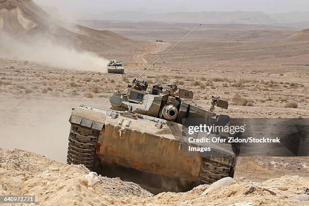 a merkava iii main battle tank in the negev desert, israel. - merkava photos et images de collection