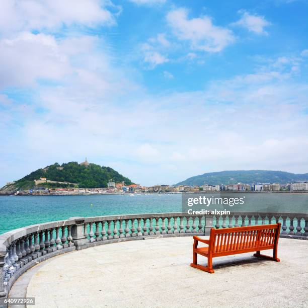 海岸沿いのサンセバスチャン - san sebastian ストックフォトと画像