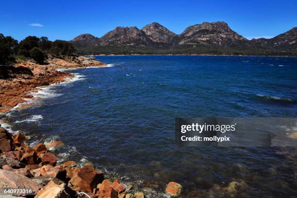 peligros de freycinet national park tasmania coles bay - bahía de coles fotografías e imágenes de stock