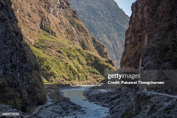 river flowing, annapurna conservation area, nepal - annapurna stockfoto's en -beelden