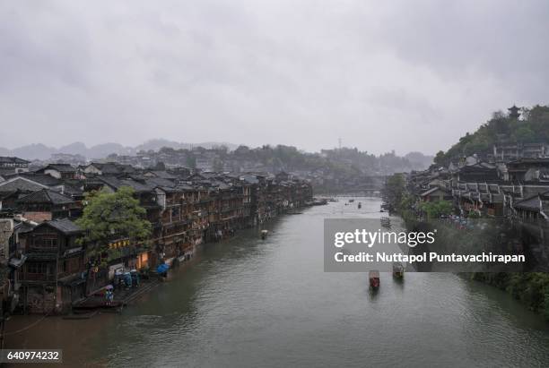 ancient village in feng huang, hunan, china - province de hou nan photos et images de collection