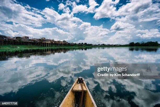 arriving to iquitos - peruanisches amazonasgebiet stock-fotos und bilder