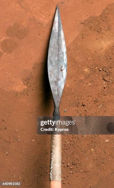 african, kenya, studio shot of spear (year 2000) - speer stockfoto's en -beelden