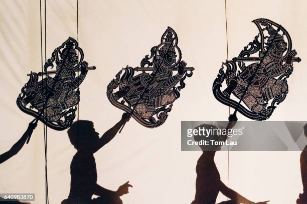 shadow puppetry in phnom penh, cambodia - schattenspielfigur stock-fotos und bilder