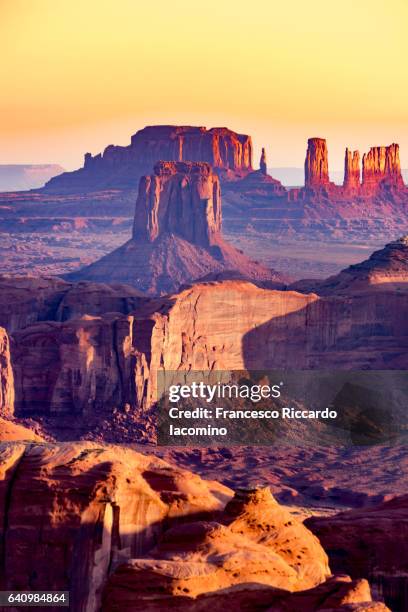 monument valley from the hunt's mesa - monument valley tribal park - fotografias e filmes do acervo