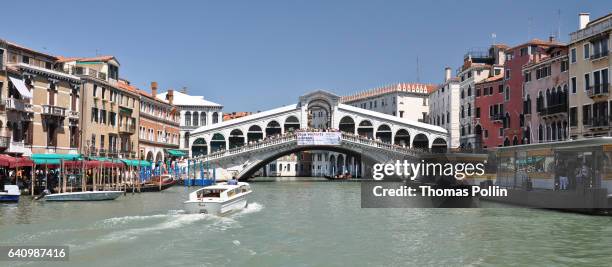 rialto bridge from the grand canal - リアルト橋 ストックフォトと画像