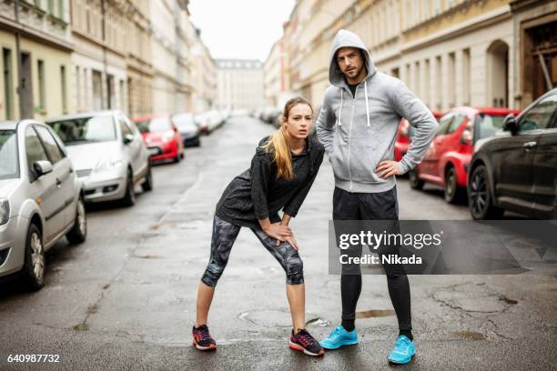 sportig par stående grupp - sportkleidung bildbanksfoton och bilder