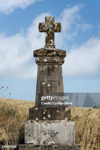 word war ii memorial cross, causse comtal, aveyron, france - 1939 stock pictures, royalty-free photos & images