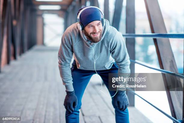 man exercising outdoors - sportkleidung stock-fotos und bilder