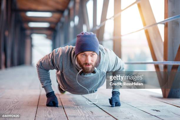 man exercising outdoors - winter sport stock-fotos und bilder