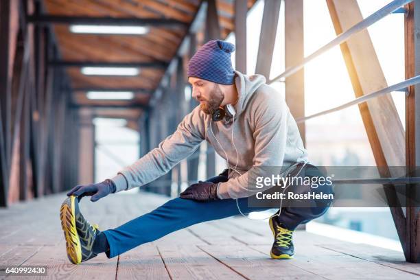 man exercising outdoors - jogging pants 個照片及圖片檔