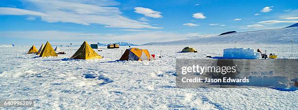 bright yellow tents lined-up on the ross ice shelf during a survival training course. - 氷　塊 ストックフォトと画像