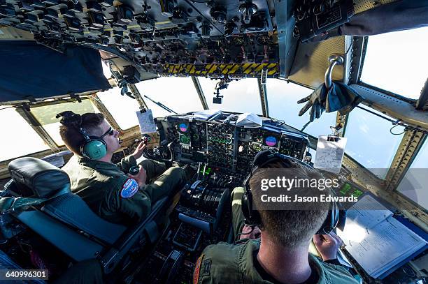 the flight crew of a us air force hercules flying to new zealand from antarctica. - hercules 2014 film stock-fotos und bilder