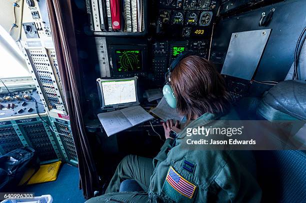 a navigator in a us air force hercules plots a course to fly to new zealand from antarctica. - herkules film 2014 stock-fotos und bilder