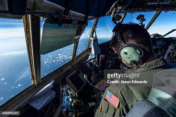 the flight crew of a us air force hercules flying to new zealand from antarctica. - luftwaffe stock-fotos und bilder