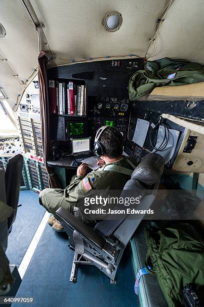 a us air force hercules flight crew in the cockpit flying to antarctica. - herkules film 2014 stock-fotos und bilder