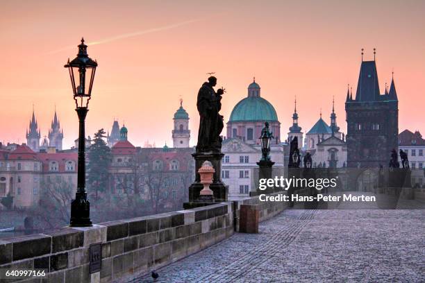 charles bridge in the morning, prague, central bohemia, czech republic - repubblica ceca foto e immagini stock