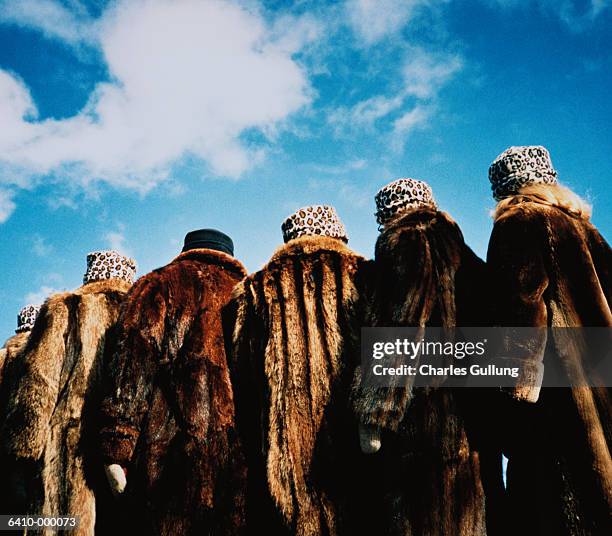 people in fur coats - pelzmantel stock-fotos und bilder