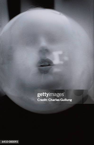 girl blowing bubble gum - girls open mouth imagens e fotografias de stock