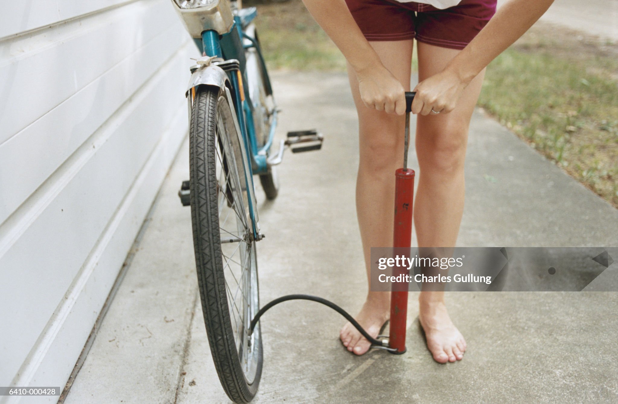 https://media.gettyimages.com/id/6410-000428/photo/woman-inflating-bicycle-tire.jpg?s=2048x2048&amp;w=gi&amp;k=20&amp;c=eAXX8-3eyHRjuIZlq9kEaWG25qlSpoYQ5Q0SWRoKPdE=