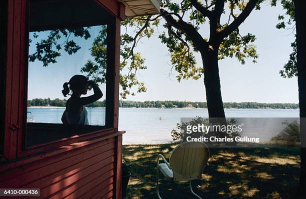 woman on porch looking out - locs hairstyle stockfoto's en -beelden