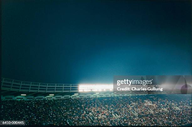 stadium at night - stadium crowd stock-fotos und bilder