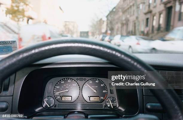 steering wheel and dashboard - cuadro de instrumentos fotografías e imágenes de stock