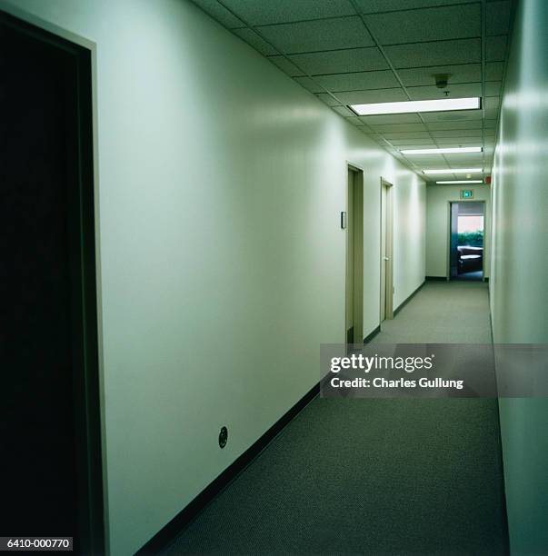 empty corridor in hospital - luce fluorescente foto e immagini stock