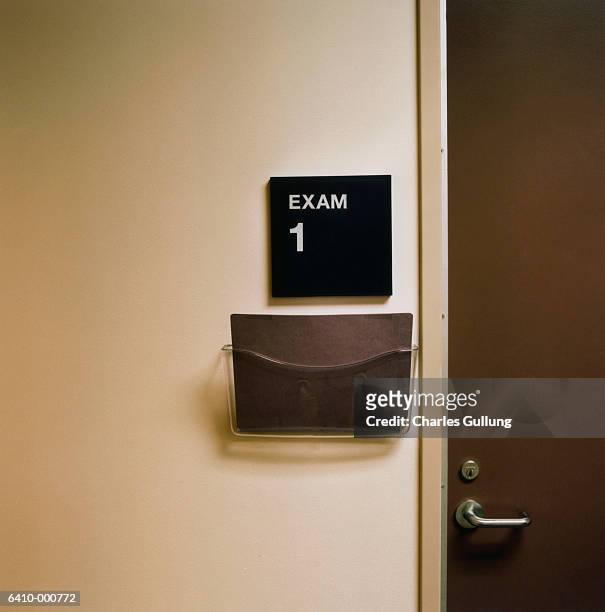 examination room sign - medische onderzoekskamer stockfoto's en -beelden