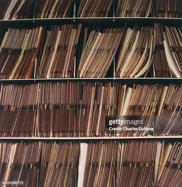 medical records on shelves - dossier secret stock-fotos und bilder