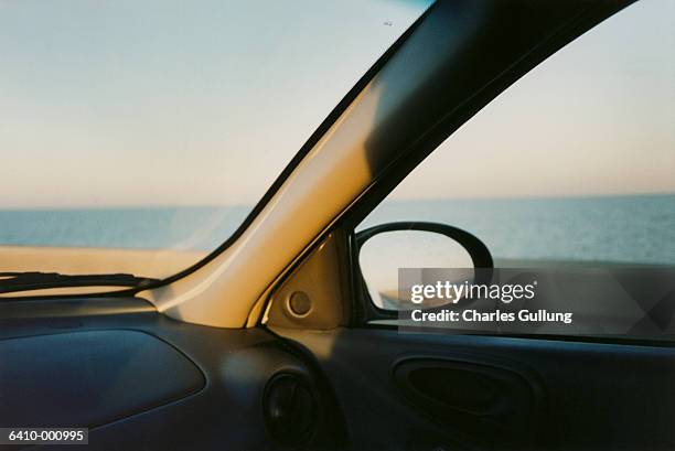 automobile rearview mirror - interno di automobile foto e immagini stock