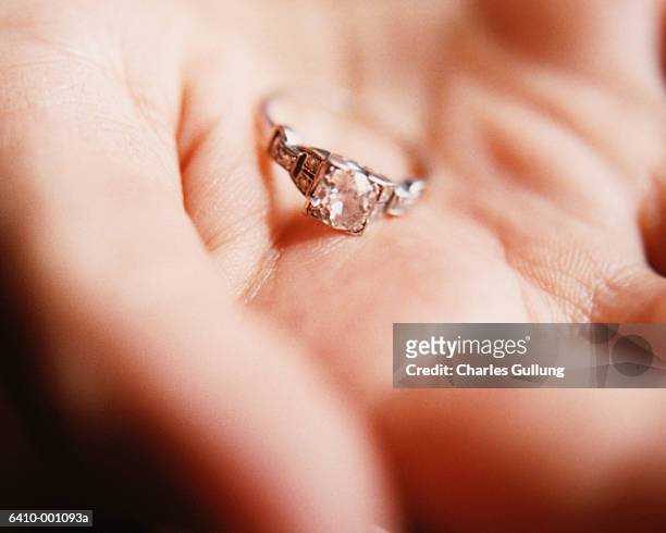 engagement ring in hand - skin diamond stockfoto's en -beelden