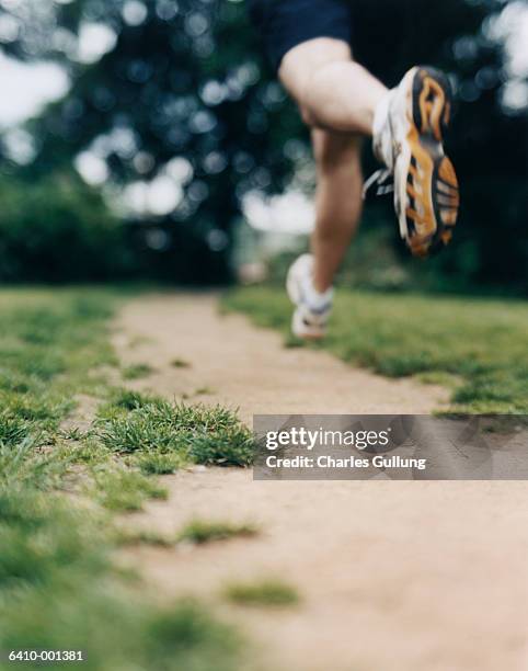 runner's feet - feet jogging imagens e fotografias de stock