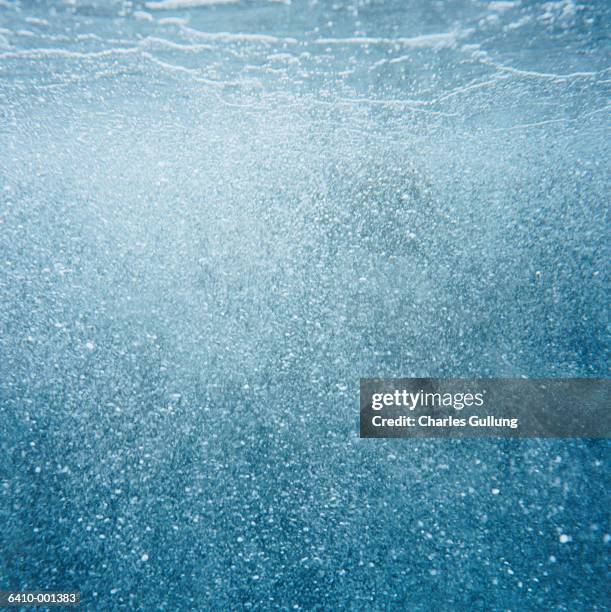 bubbles in water - refrigerante imagens e fotografias de stock