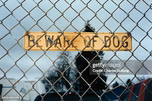 beware of dog sign on fence - beware of dog stock-fotos und bilder