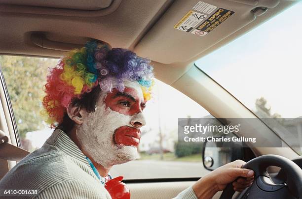 clown driving car - payaso fotografías e imágenes de stock