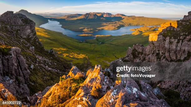 pics de lever du soleil de montagne d’ecosse sur distance highland lochs glens coigach - loch assynt photos et images de collection