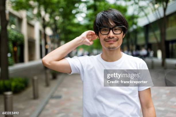 ファッション日本成人男性ウォーキング - beard ストックフォトと画像