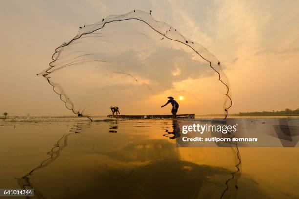 thai culture fisherman - mekong delta photos et images de collection