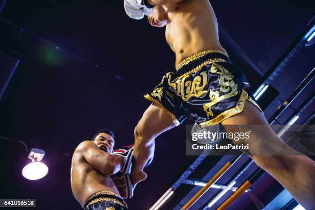 muay thai wedstrijd op boksring in thailand - asian indoor & martial arts games stockfoto's en -beelden