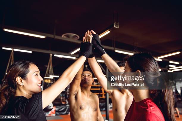 glücklich-boxing-team feiern gemeinsam nach training - glory kickboxing stock-fotos und bilder