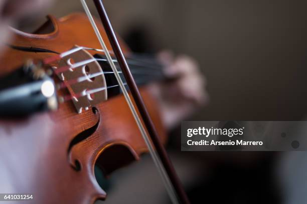 viola musical instrument - bow stockfoto's en -beelden