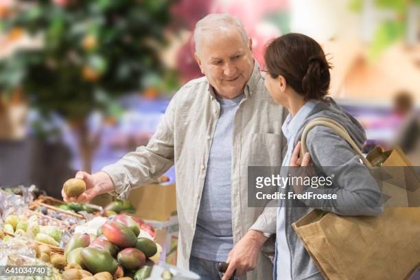 betreutes wohnen-senior mann mit der fürsorgliche shopping - assisted living stock-fotos und bilder