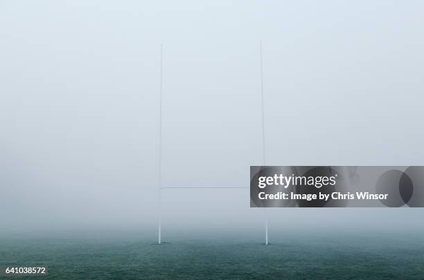 foggy rugby - campo de rúgbi fotografías e imágenes de stock