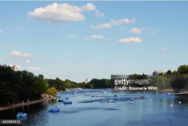 hyde park - the serpentine lake with pedalo boats - hyde park london stock-fotos und bilder