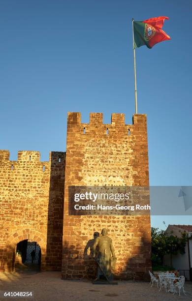 bronze statue of king dom sancho in front of the castle - silves portugal stock pictures, royalty-free photos & images