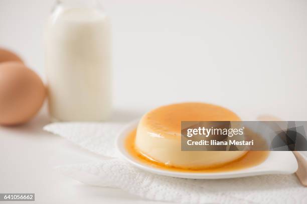 creme caramel fait maison - pudim-de-leite imagens e fotografias de stock