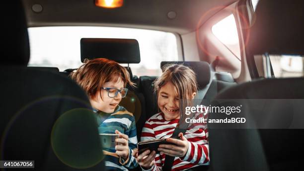 bruder und schwester  - car kids stock-fotos und bilder